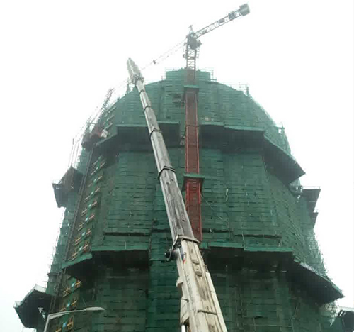 六安市吊车在工地上作业